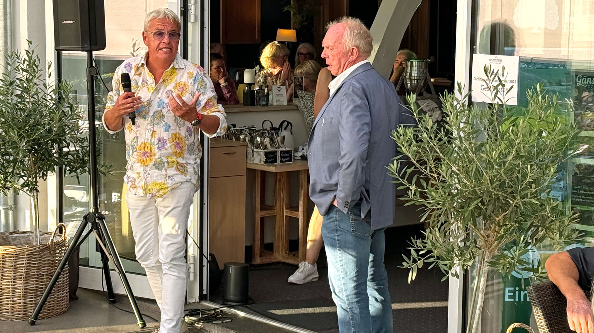 Clubpräsident Jörg Witthus dankt Sponsor Hans Lünse für dessen Engagement