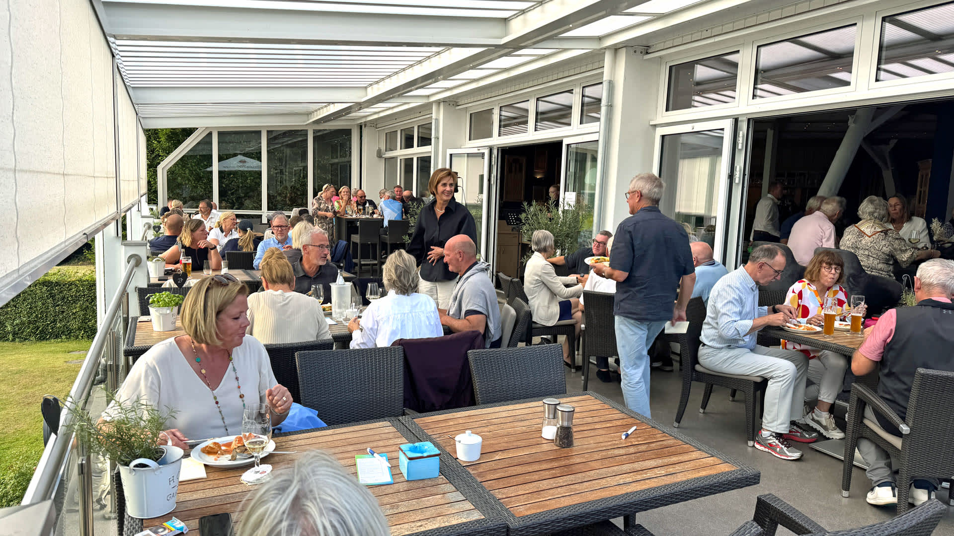 Gemütlicher Turnierausklang auf der Clubterrasse