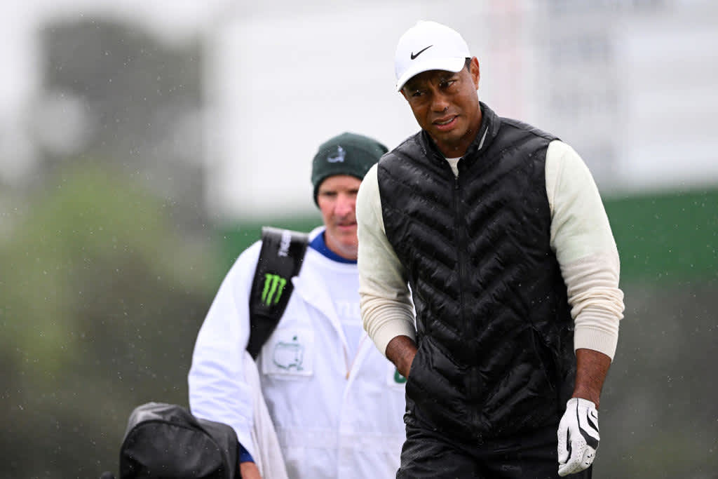 2023: PlantarfasziitisBereits 2022 musste Tiger Woods aufgrund von einer Plantarfasziitis nach dem geschafften Cut bei der PGA Championship zurückziehen. Diese plagte ihn auch beim Masters 2023 noch, wo kalte Temperaturen und Regen für schwierige Bedingungen sorgte. Er humpelte stark und ein durch Wetterunterbrechungen verschobener Zeitplan machte es nicht einfacher, sodass er am Sonntagmorgen zurückzog. Das war das einzige Major, das er in dem Jahr spielte, aber er trat Ende 2023 bei der Hero World Challenge an.