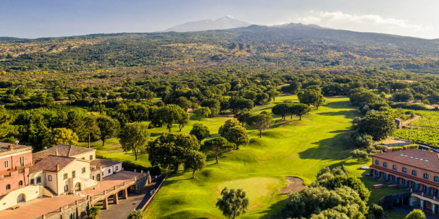 Play Golf in The Shadow of Mount Etna