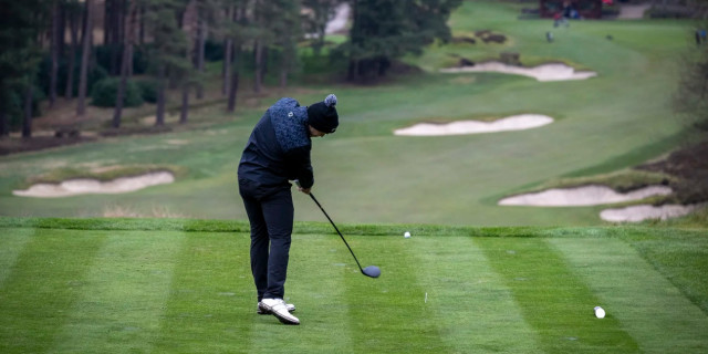 Should golfers be punished for not cancelling tee times?