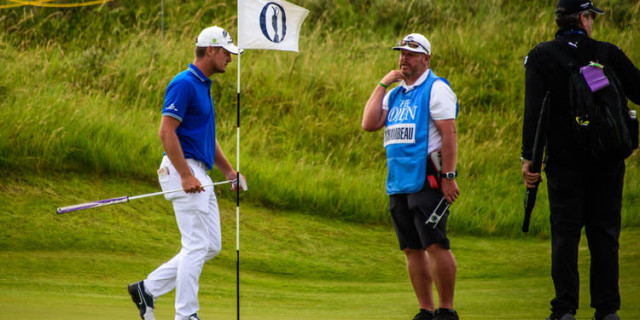 Should You Leave the Flagstick In When Putting?
