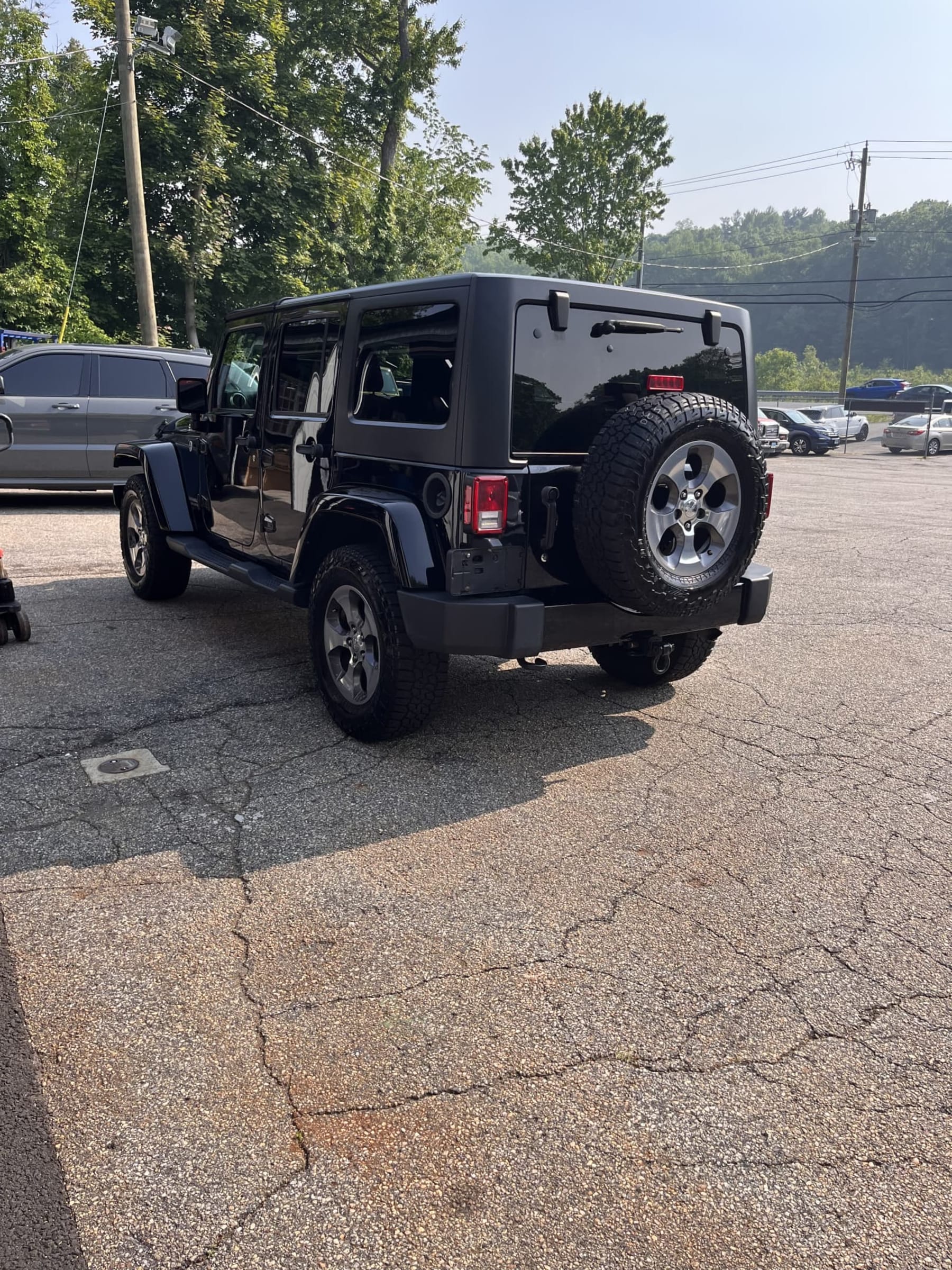 New Arrival!! 2017 Jeep Wrangler Unlimited Sahara!! Clean carfax! No Accidents, runs and drives like new! Fresh trade-in!! Freedom Hardtop, Bikini top, Bluetooth and much more! Priced $2000 under retail! Just hit 100k miles! Only $24,900!!