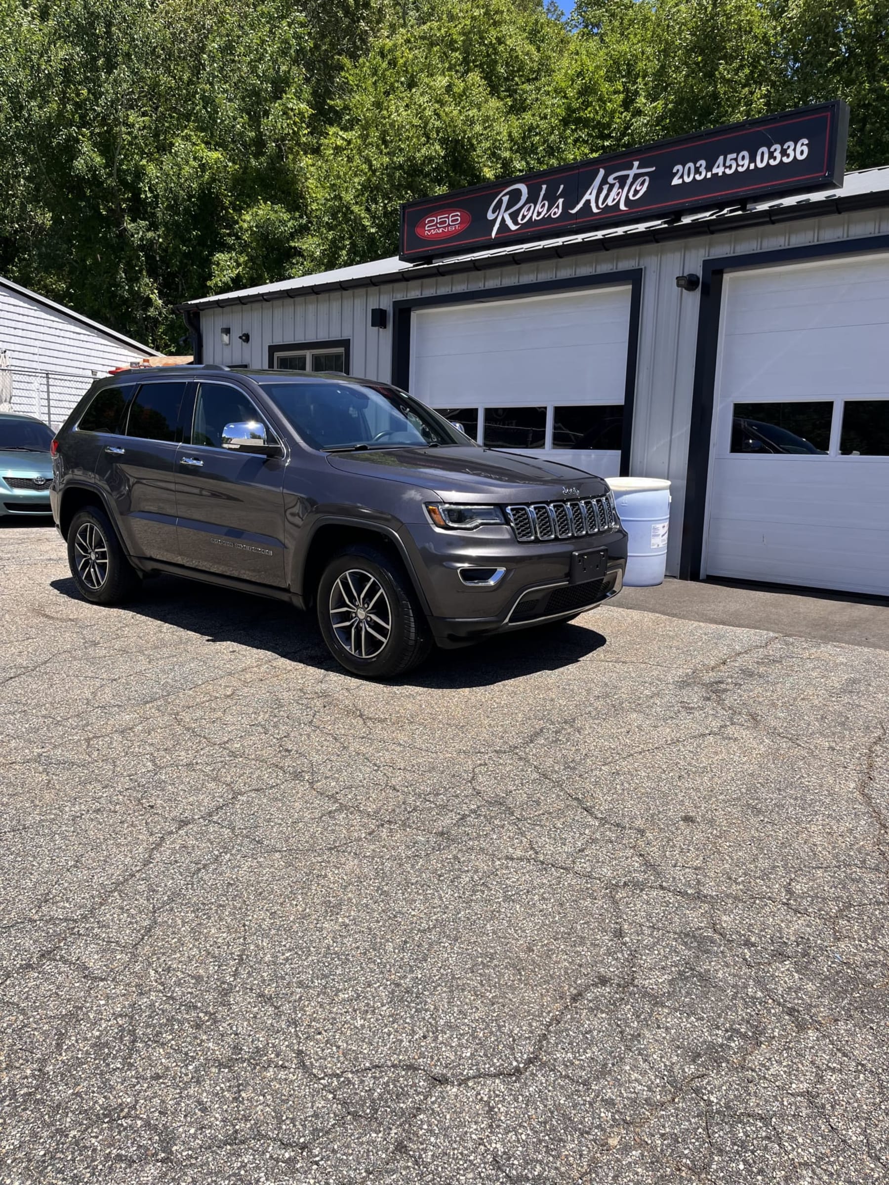 NEW ARRIVAL!! 2017 Jeep Grand Cherokee Limited!! Luxury II group! Loaded with navigation, panoramic roof, heated and cooled leather seats, heated rear seats , remote start, Bluetooth, backup camera and much much more!! Comes with a one year unlimited mileage warranty!! ONKY 84k miles!! Clean carfax!! Definitely won’t last at only $18,900!!