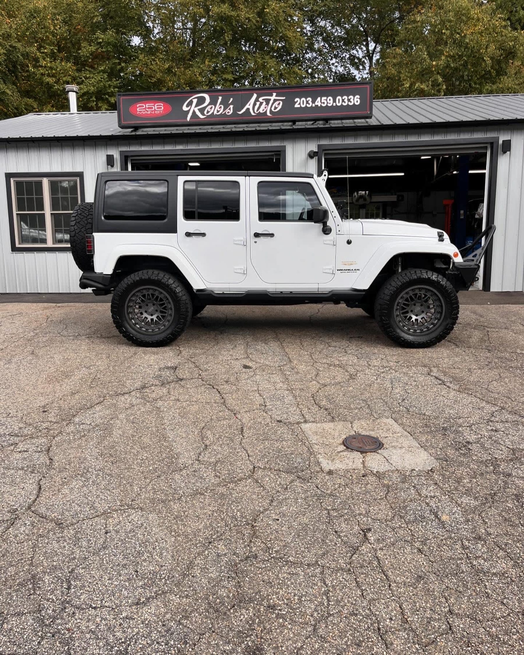 NEW ARRIVAL!! 2014 JEEP WRANGLER UNLIMITED SAHARA!! Just under 33k miles!! Clean carfax!! Remote start, navigation and a TON OF EXTRAS!! If you’re looking for low mileage, value and mods this is the jeep for you!! Save thousands!! Won’t last at ONLY $28,900!!