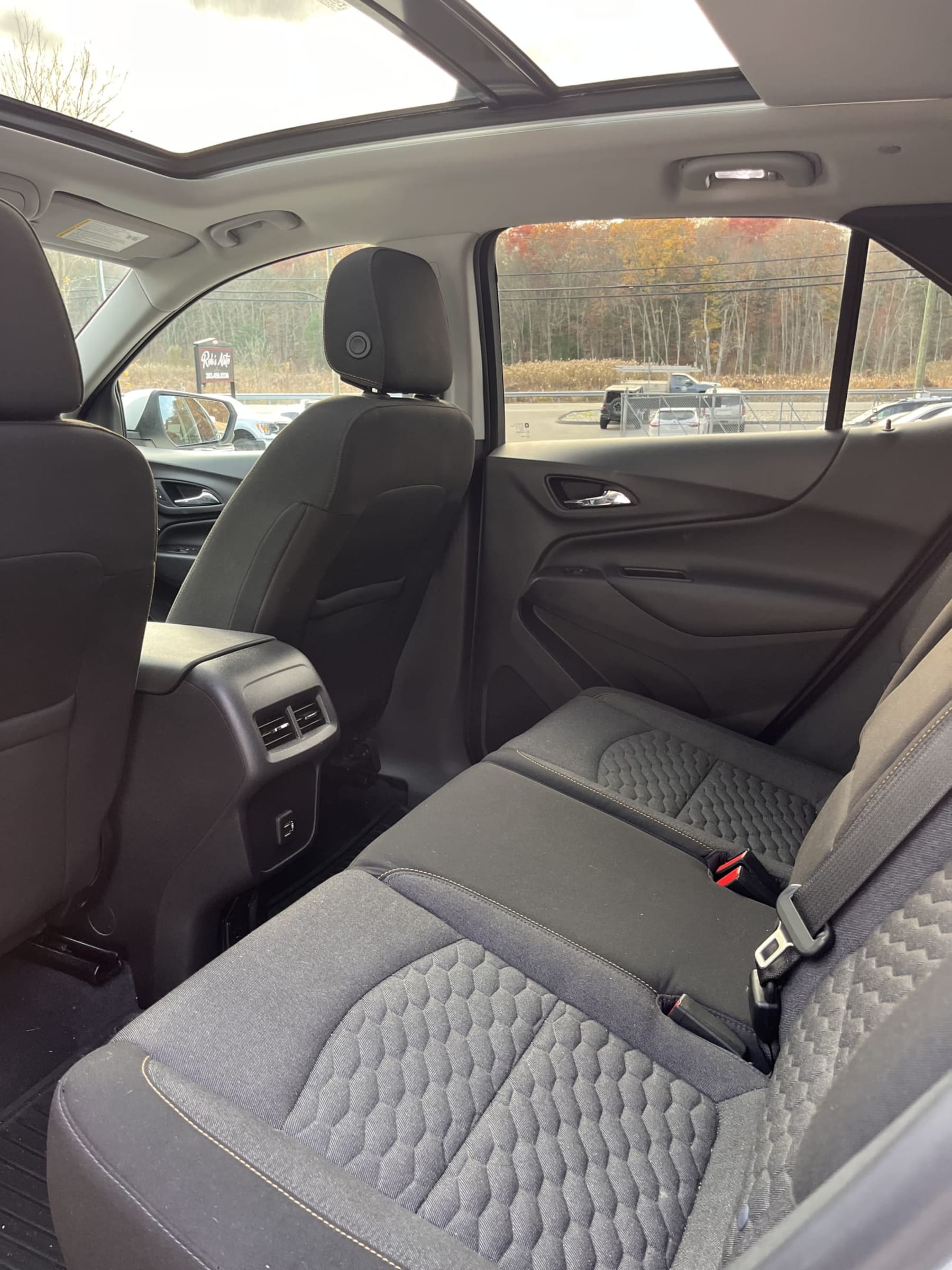 NEW ARRIVAL!! 2020 Chevrolet Equinox LT!! Clean carfax!! ONLY 34 k miles! AWD!! Over $5,000 in factory options!! Heated seats, panoramic roof, remote start, navigation, blindspot detection, lane alert, backup camera, power liftgate and much more! Won’t last at $21,900!!
