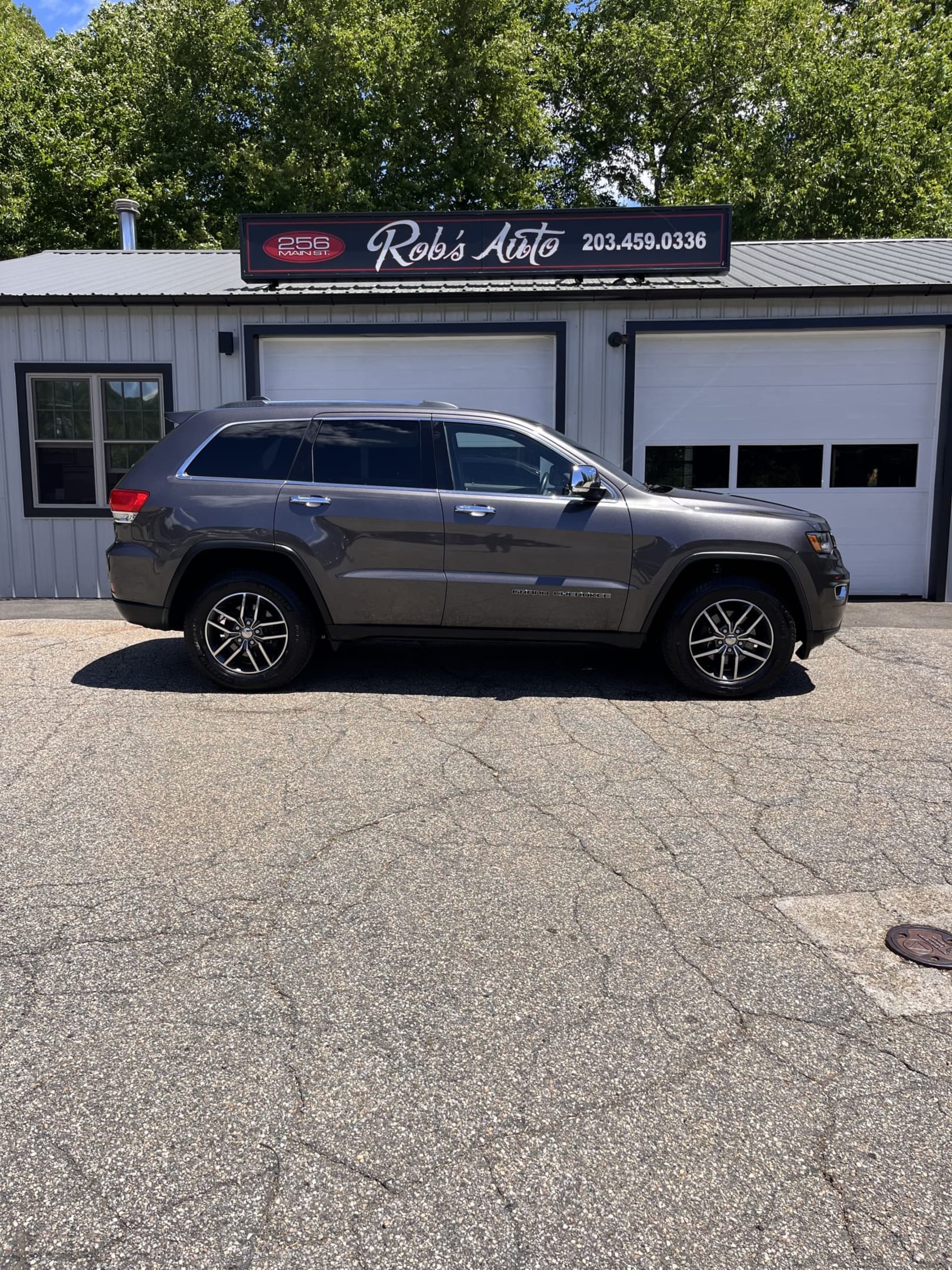 NEW ARRIVAL!! 2017 Jeep Grand Cherokee Limited!! Luxury II group! Loaded with navigation, panoramic roof, heated and cooled leather seats, heated rear seats , remote start, Bluetooth, backup camera and much much more!! Comes with a one year unlimited mileage warranty!! ONKY 84k miles!! Clean carfax!! Definitely won’t last at only $18,900!!