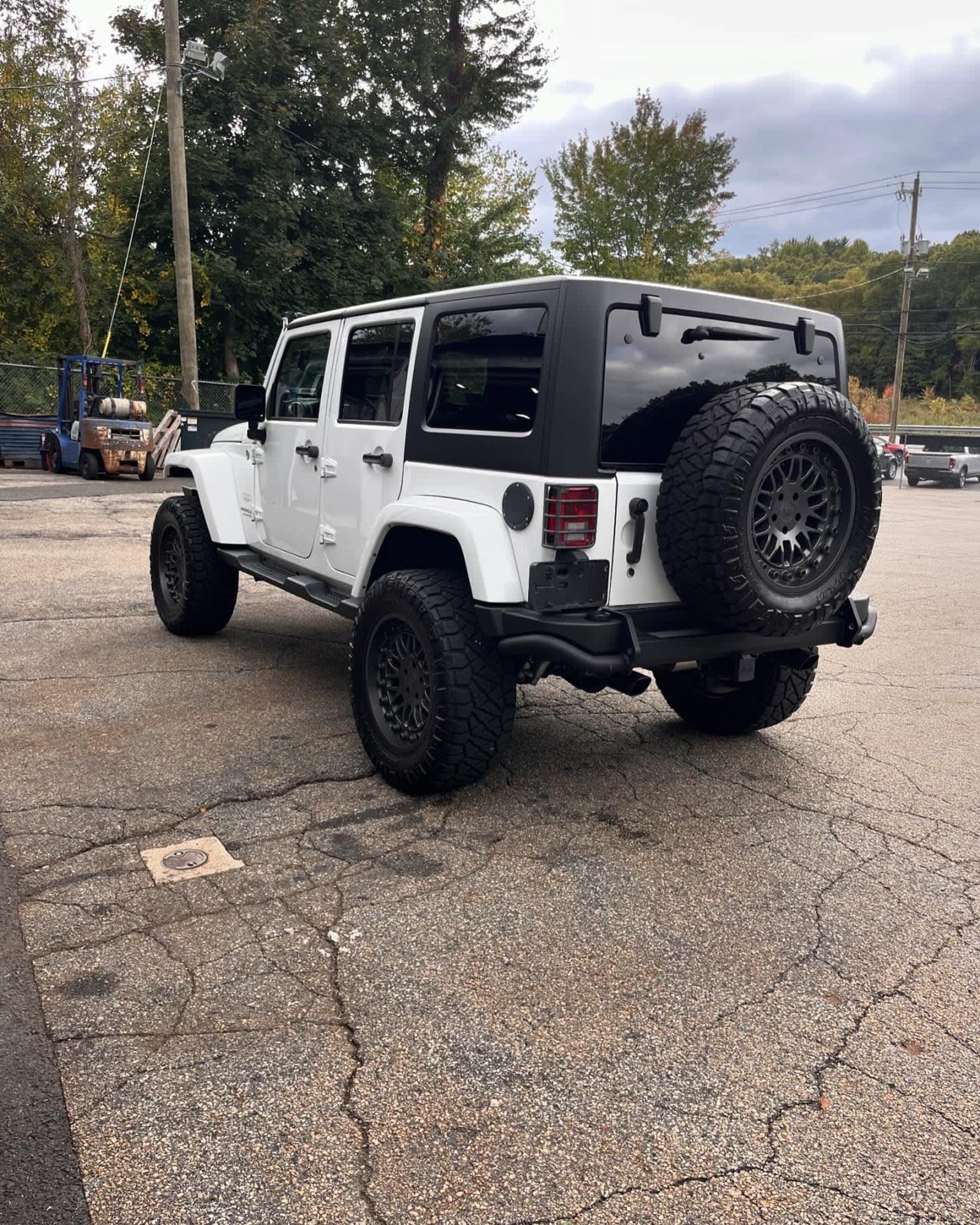NEW ARRIVAL!! 2014 JEEP WRANGLER UNLIMITED SAHARA!! Just under 33k miles!! Clean carfax!! Remote start, navigation and a TON OF EXTRAS!! If you’re looking for low mileage, value and mods this is the jeep for you!! Save thousands!! Won’t last at ONLY $28,900!!