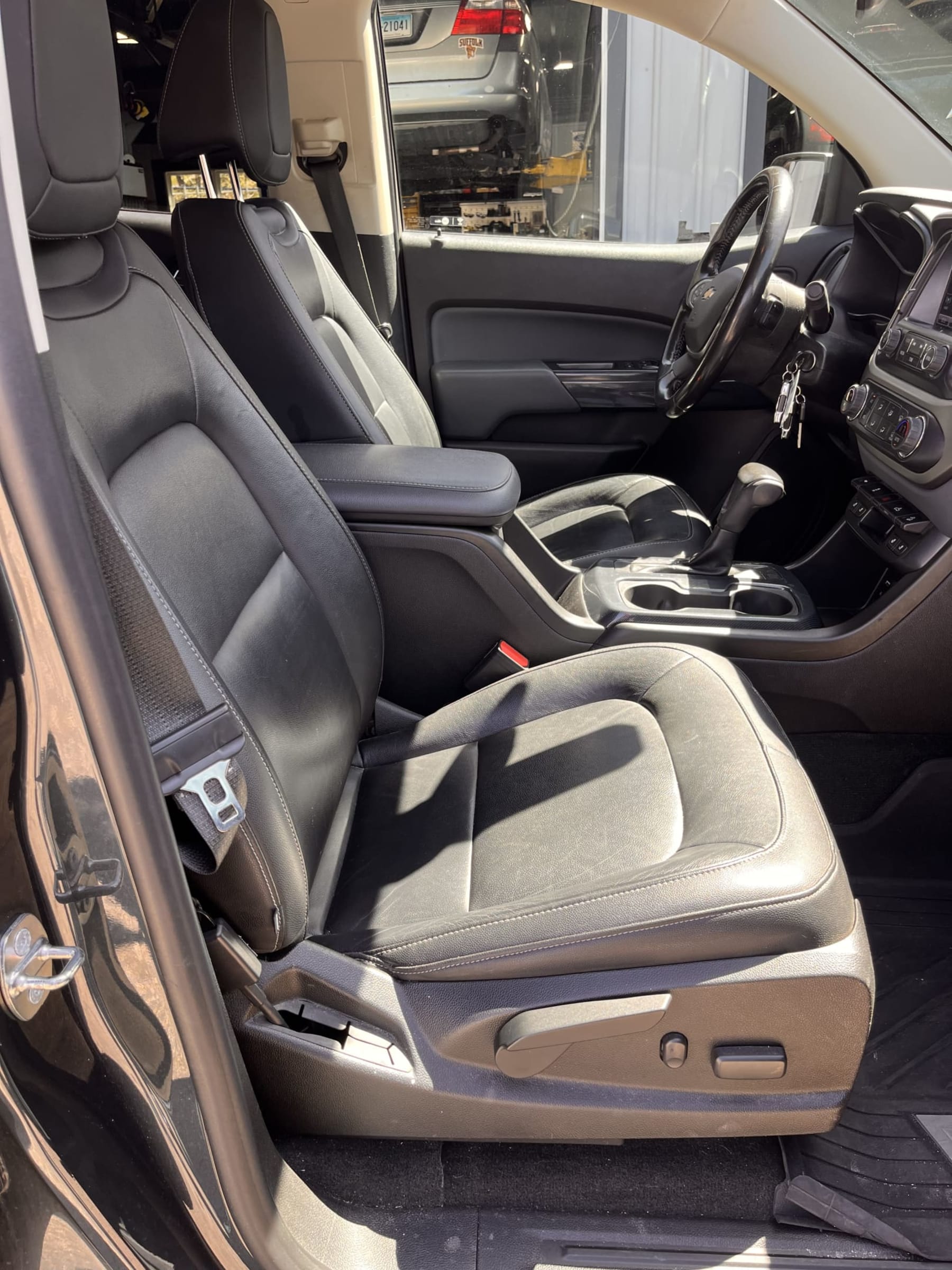 NEW ARRIVAL!! 2018 CHEVROLET COLORADO Z71 package!! 4x4! Loaded with heated leather seats, Bose, remote start, backup camera and much more!! ONLY 58k miles!! Priced below retail at $25,900!! Won’t last!!!