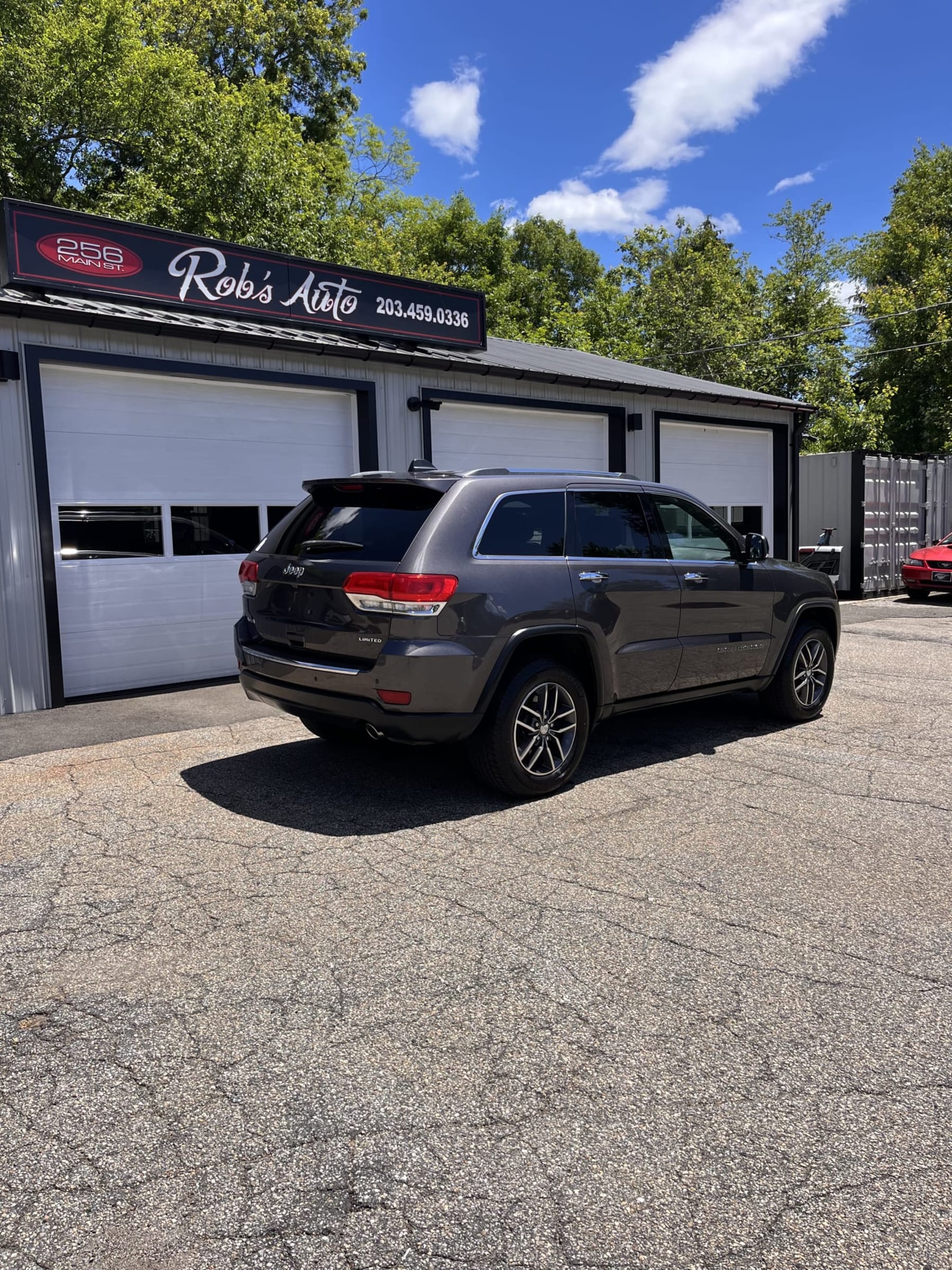 NEW ARRIVAL!! 2017 Jeep Grand Cherokee Limited!! Luxury II group! Loaded with navigation, panoramic roof, heated and cooled leather seats, heated rear seats , remote start, Bluetooth, backup camera and much much more!! Comes with a one year unlimited mileage warranty!! ONKY 84k miles!! Clean carfax!! Definitely won’t last at only $18,900!!