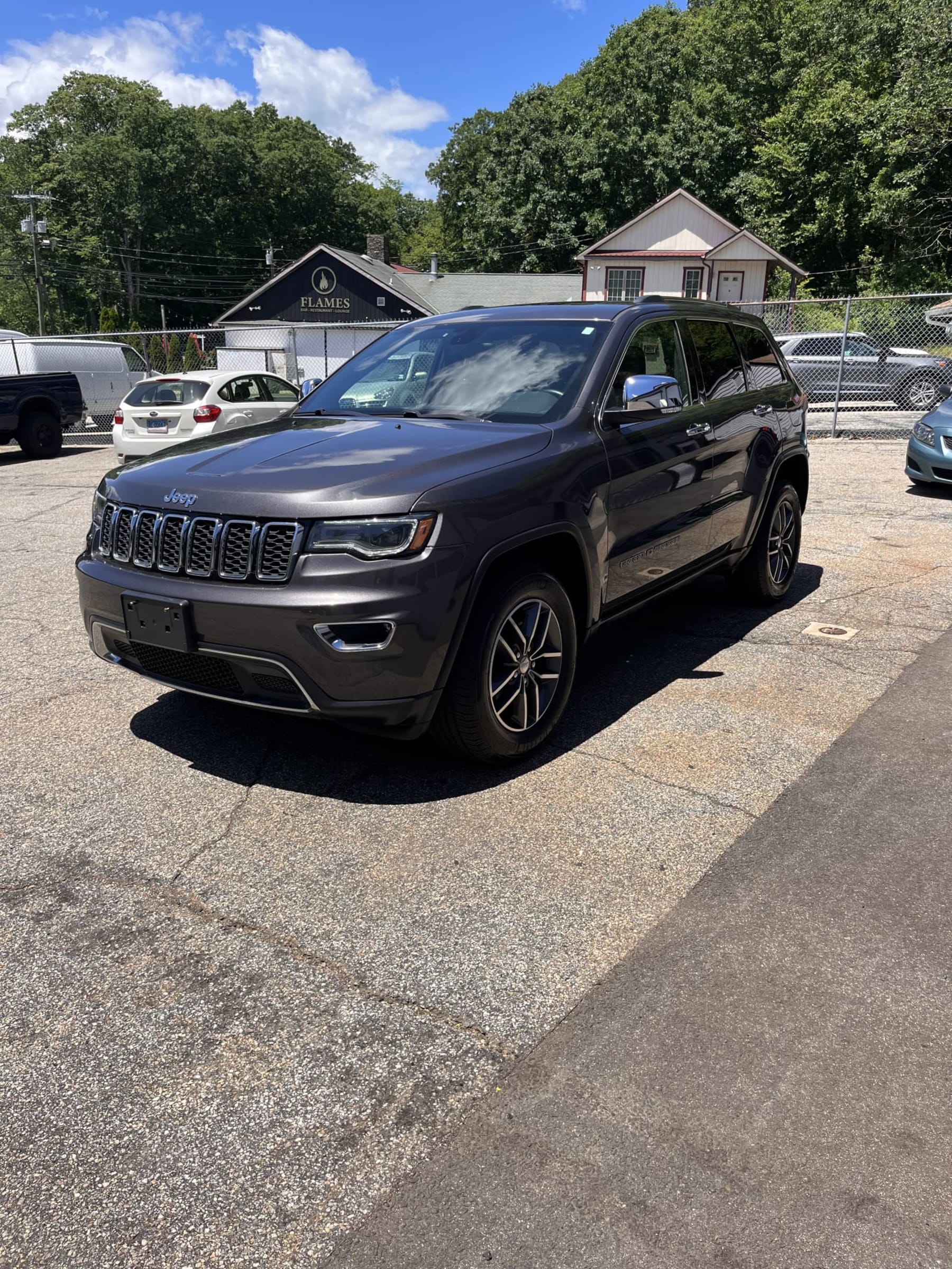 NEW ARRIVAL!! 2017 Jeep Grand Cherokee Limited!! Luxury II group! Loaded with navigation, panoramic roof, heated and cooled leather seats, heated rear seats , remote start, Bluetooth, backup camera and much much more!! Comes with a one year unlimited mileage warranty!! ONKY 84k miles!! Clean carfax!! Definitely won’t last at only $18,900!!