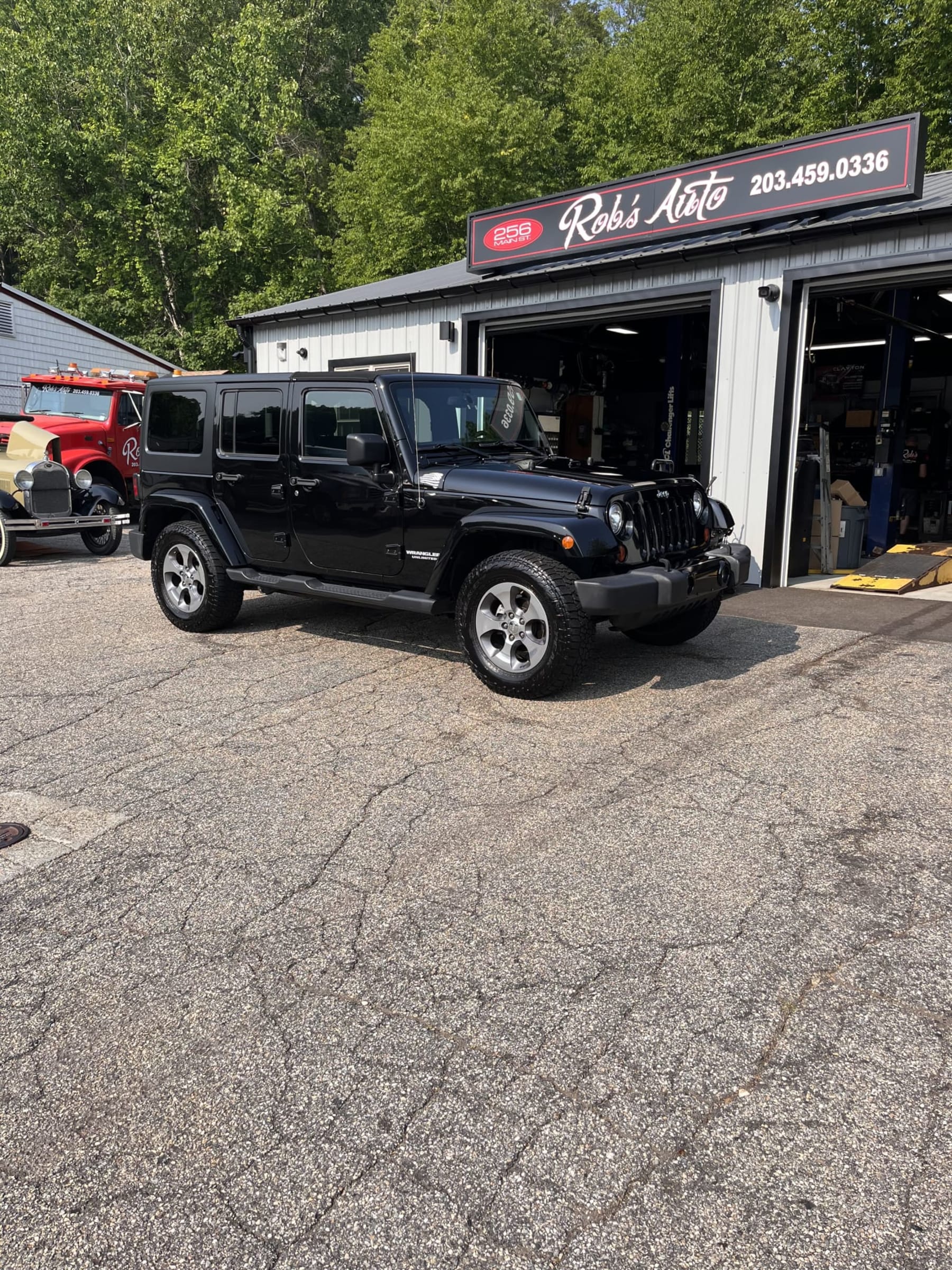 New Arrival!! 2017 Jeep Wrangler Unlimited Sahara!! Clean carfax! No Accidents, runs and drives like new! Fresh trade-in!! Freedom Hardtop, Bikini top, Bluetooth and much more! Priced $2000 under retail! Just hit 100k miles! Only $24,900!!