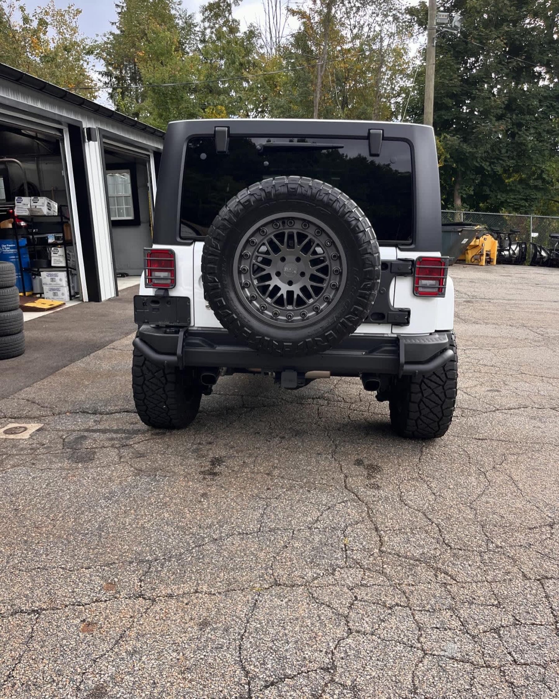 NEW ARRIVAL!! 2014 JEEP WRANGLER UNLIMITED SAHARA!! Just under 33k miles!! Clean carfax!! Remote start, navigation and a TON OF EXTRAS!! If you’re looking for low mileage, value and mods this is the jeep for you!! Save thousands!! Won’t last at ONLY $28,900!!