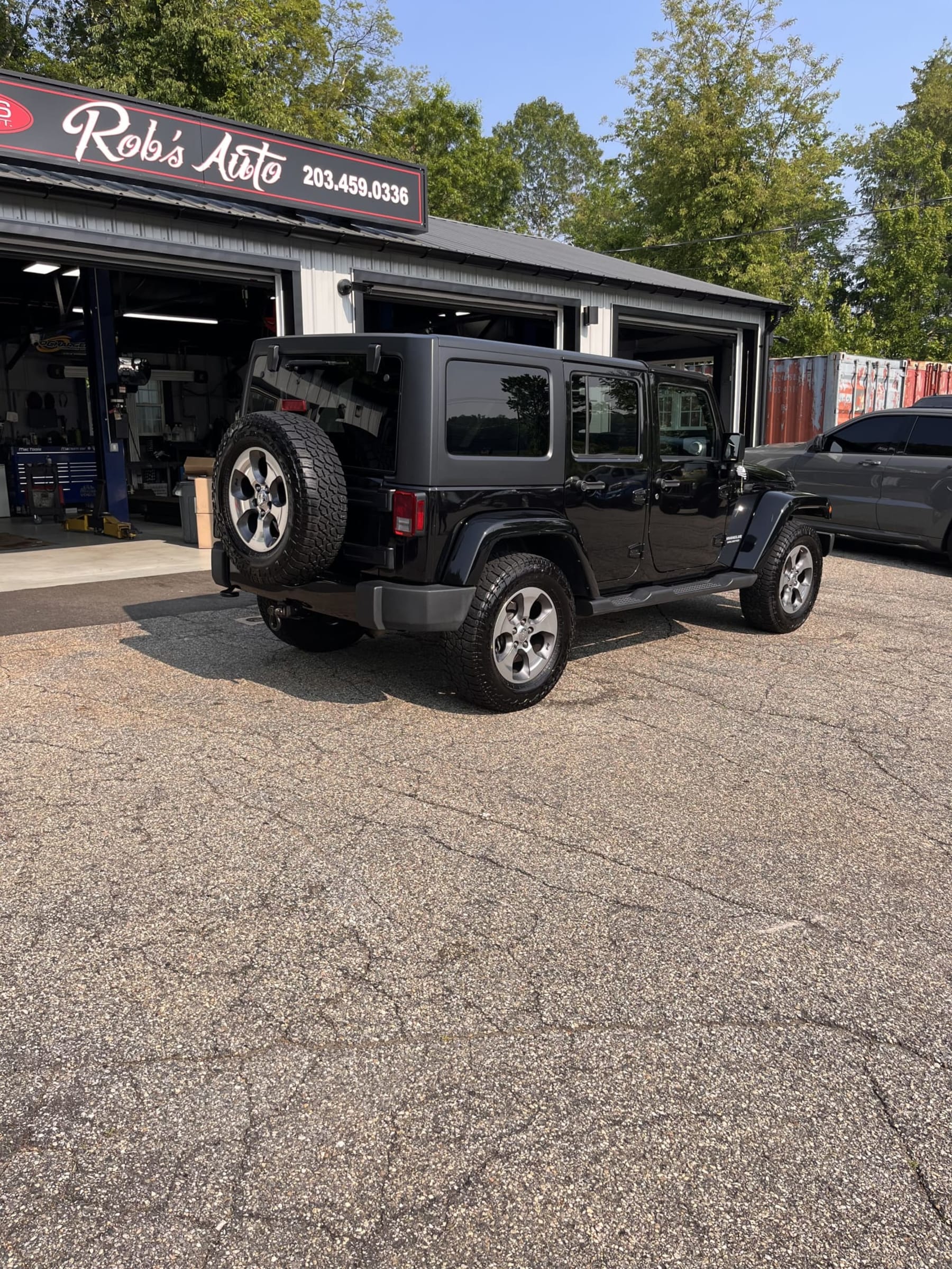 New Arrival!! 2017 Jeep Wrangler Unlimited Sahara!! Clean carfax! No Accidents, runs and drives like new! Fresh trade-in!! Freedom Hardtop, Bikini top, Bluetooth and much more! Priced $2000 under retail! Just hit 100k miles! Only $24,900!!