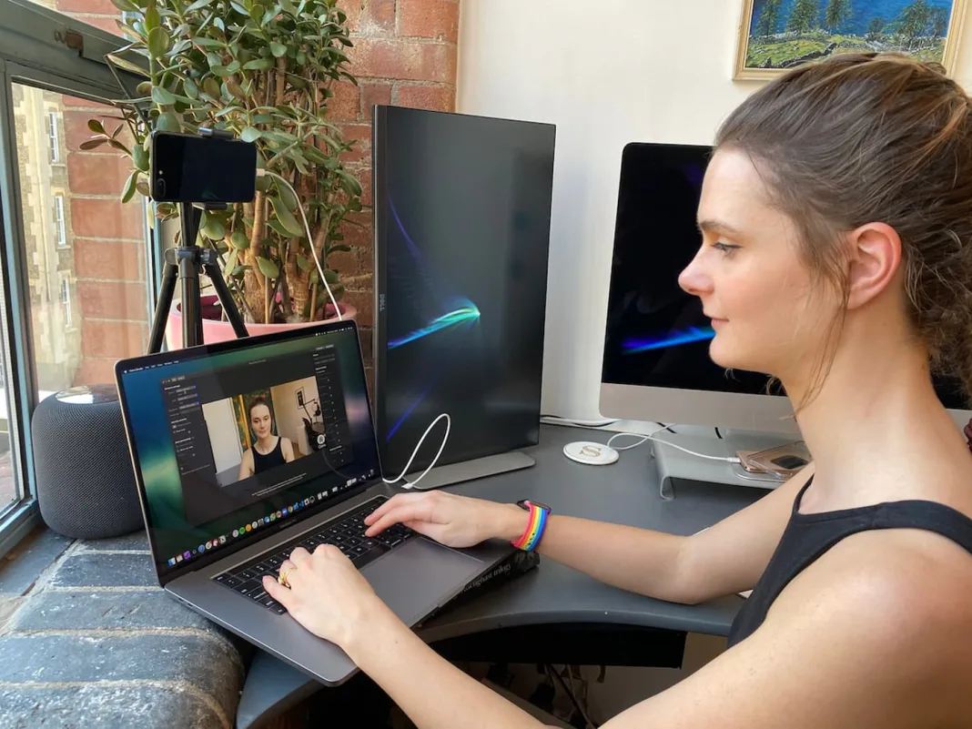 tripod-behind-macbook@2x