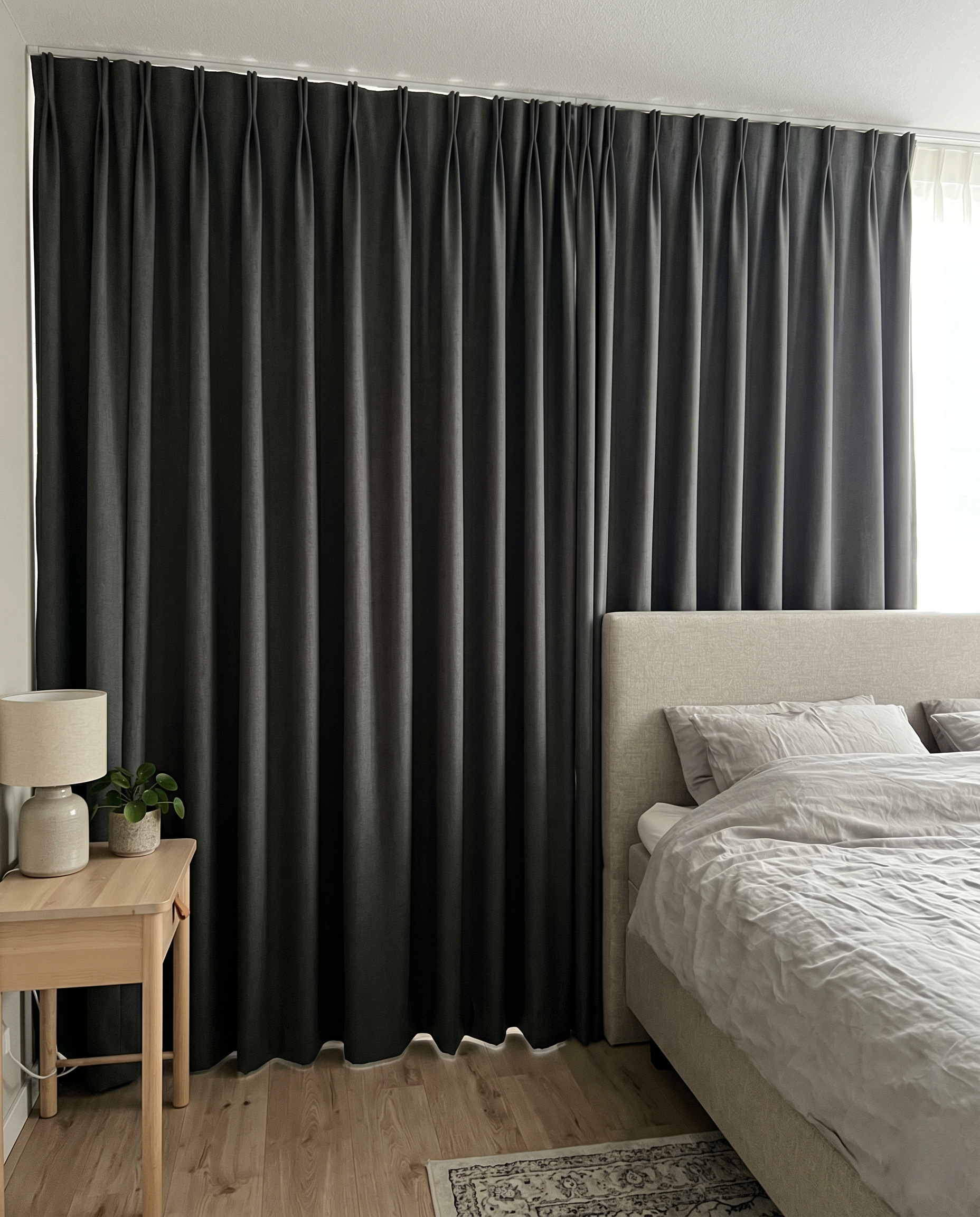 donkere slaapkamer met de juiste gordijnen.png