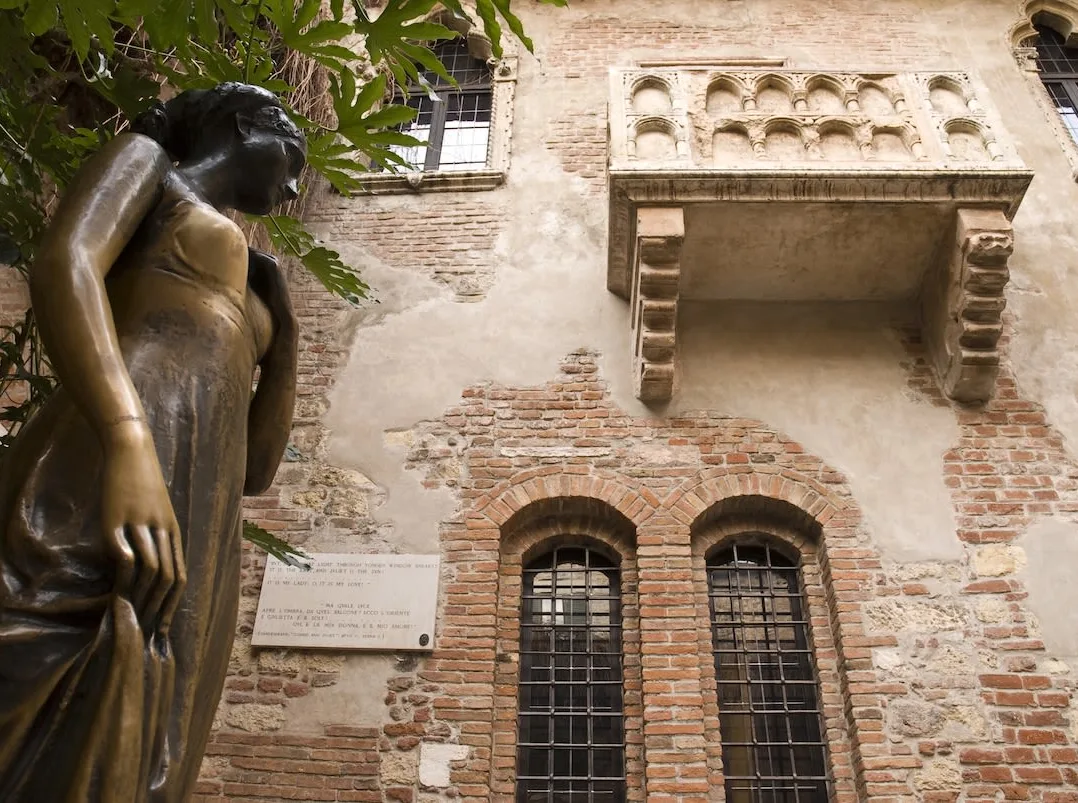 statue of juliet with house and balcony in Verona, Italy