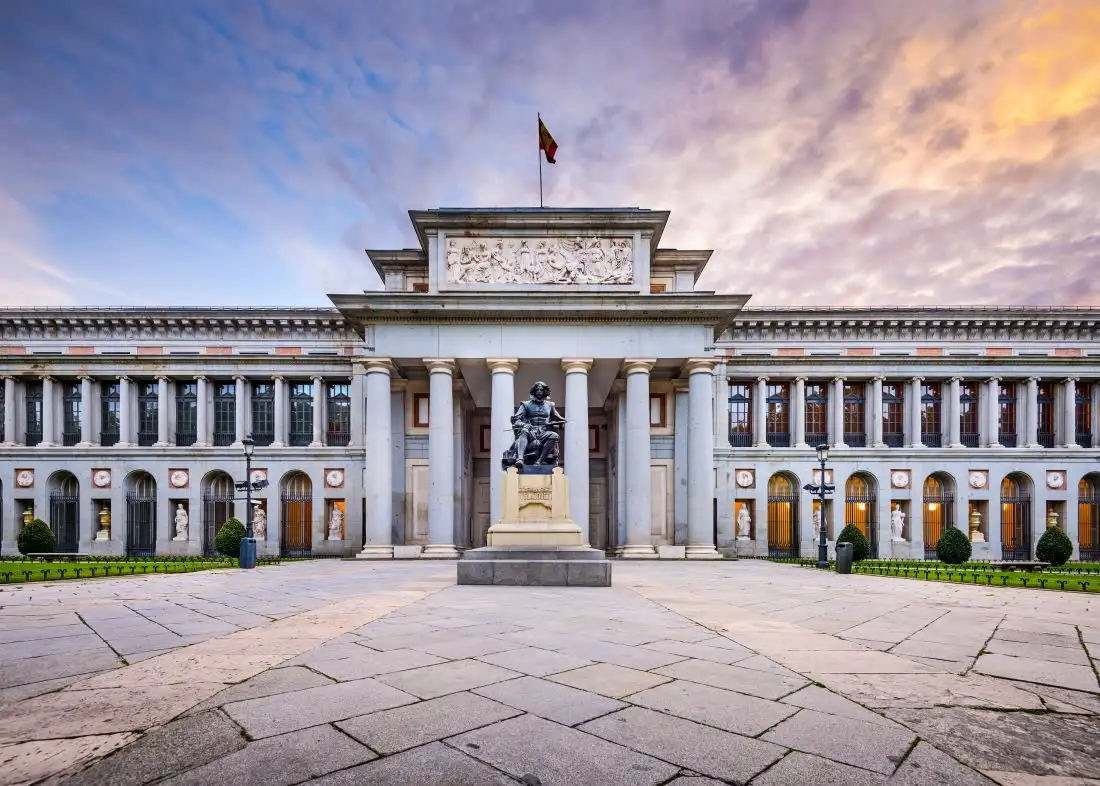 the monument in parque del retiro from front