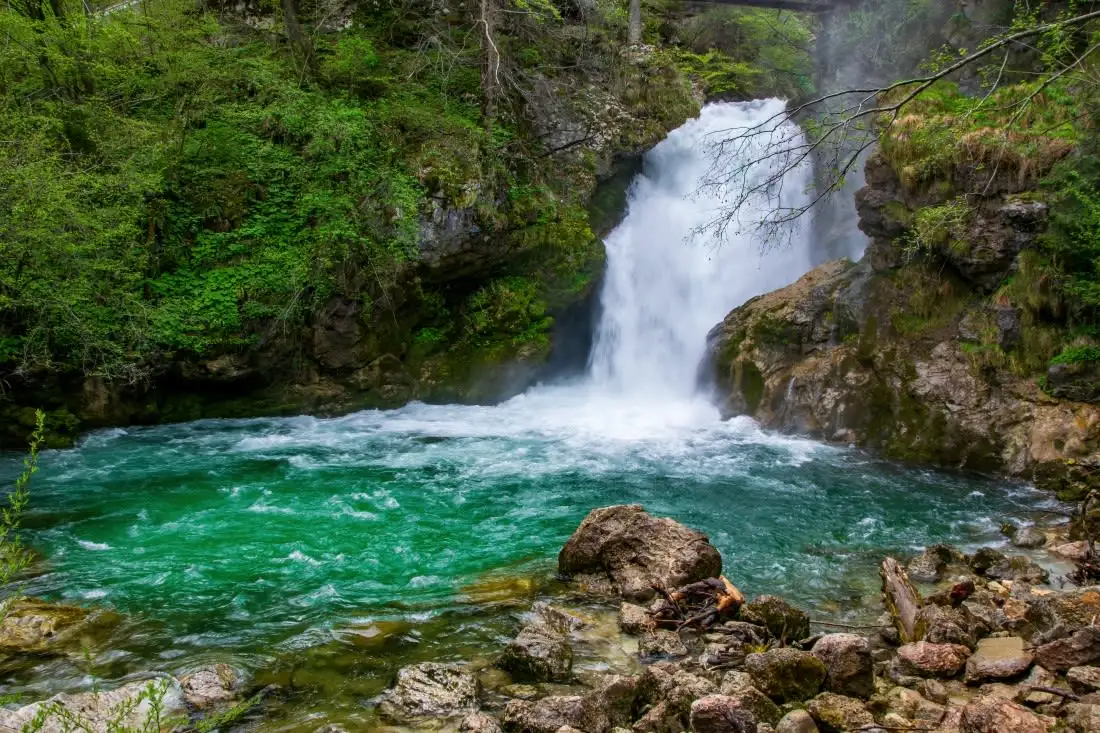 šum waterfall from bottom