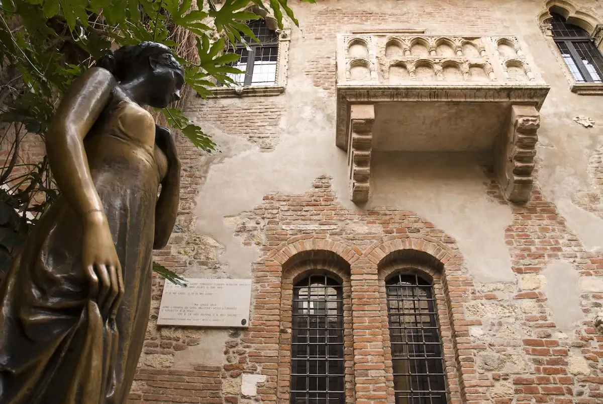statue of juliet with house and balcony in Verona, Italy