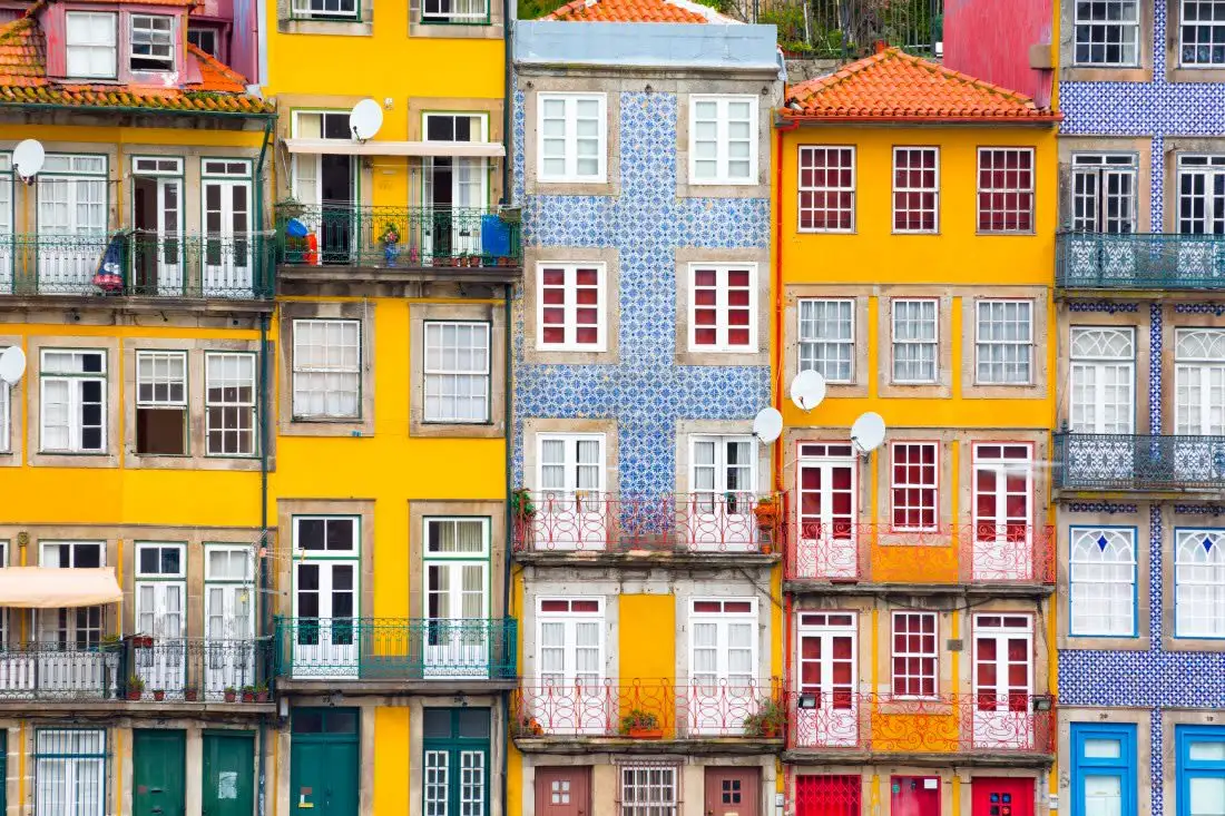 ribeira colourful houses