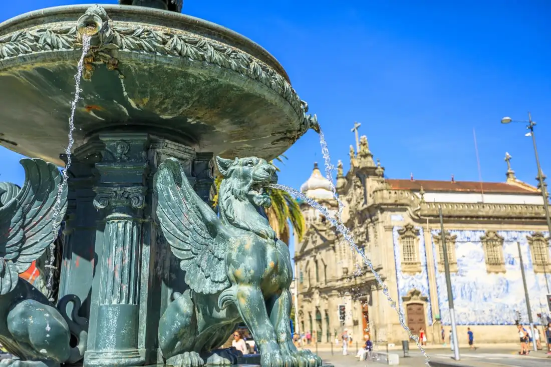 fountain of the lions up close