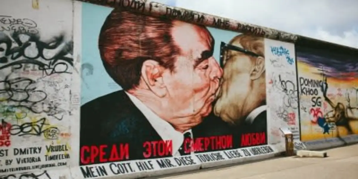 The Socialist Fraternal Kiss in East Side Gallery