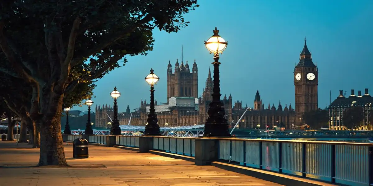 houses of parliament from other side of river at night