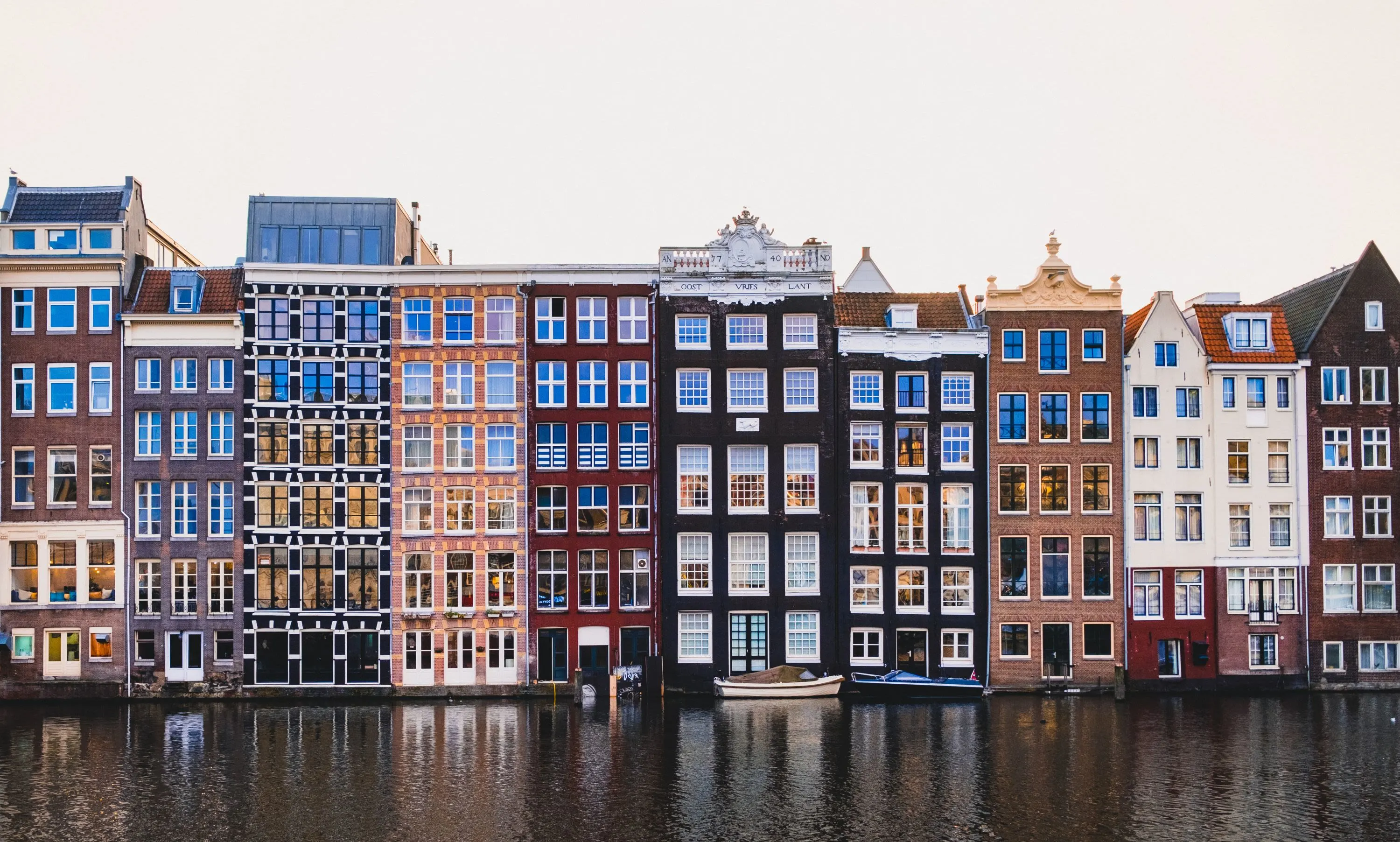 Elegant, narrow homes surplomb a canal in Amsterdam