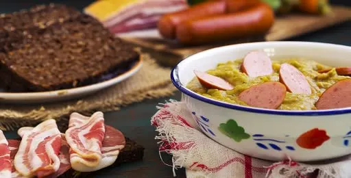 Brown bread, and pea soup with sausage