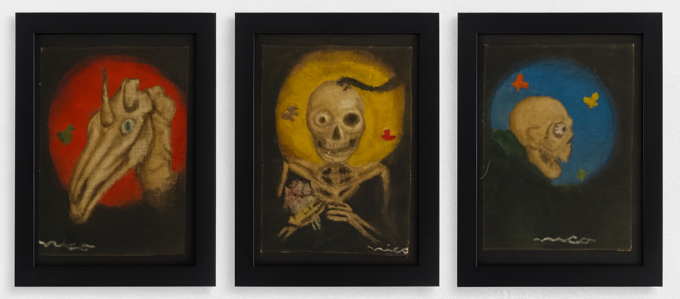 tríptico de tres figuras esqueléticas en tonos cálidos y frí­os, obra de Nicolás Balaguera