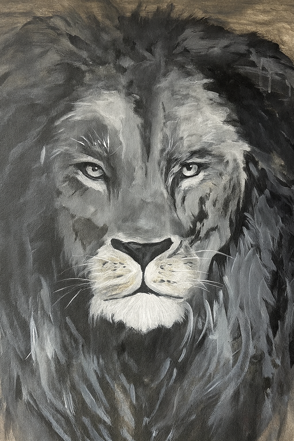 Pintura en blanco y negro de un león de mirada serena, obra de Jenn Concha