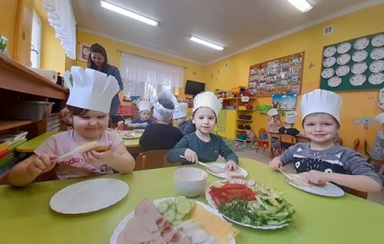 ROBIMY ZDROWE KANAPKI- ZAJĘCIA W GRUPIE DZIECI 3 LETNICH.