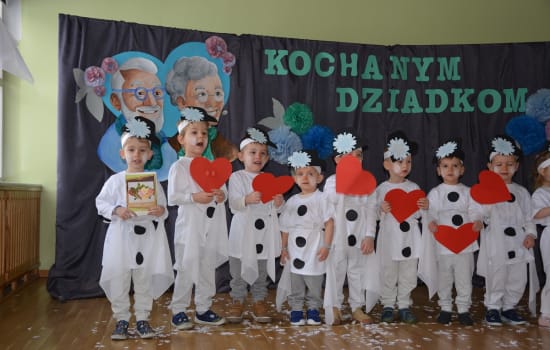 ŚWIĘTO BABCI I DZIADKA W MOTYLKACH, SŁONECZKACH I PSZCZÓŁKACH