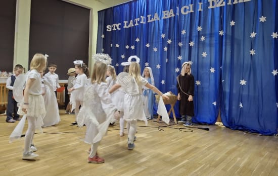 DZIEŃ BABCI I DZIADKA W GRUPACH MĄDRE SOWY I SMERFY