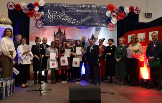 Scena pełna talentów - XIX Powiatowy Festiwal Piosenki „Niezapomniane melodie” w Ciecierzynie