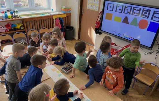 DZIEŃ MATEMATYKI W MOTYLKACH, SŁONECZKACH, PSZCZÓKACH I SMERFACH