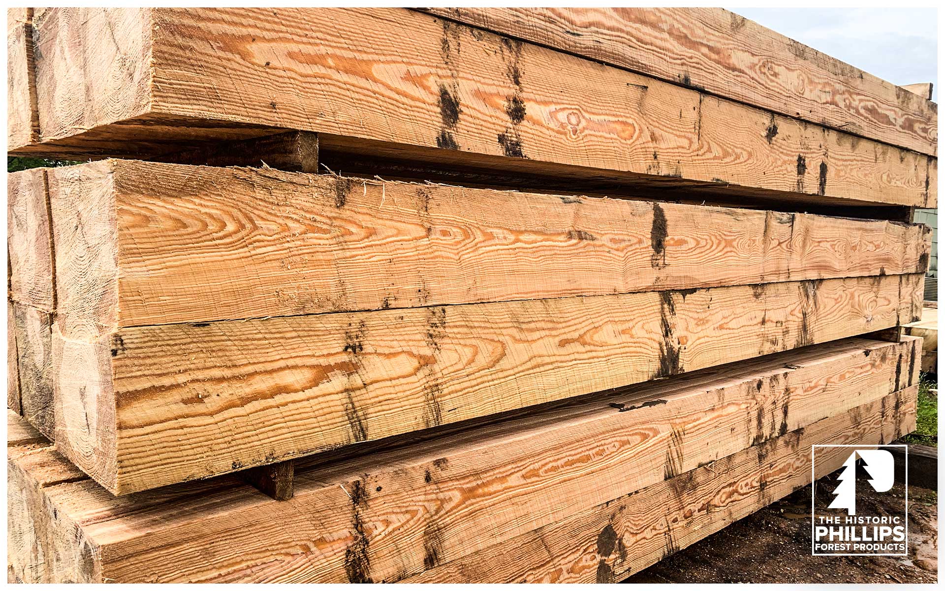 Rough Cut Horizontal Privacy Fence, Heart Pine Floors