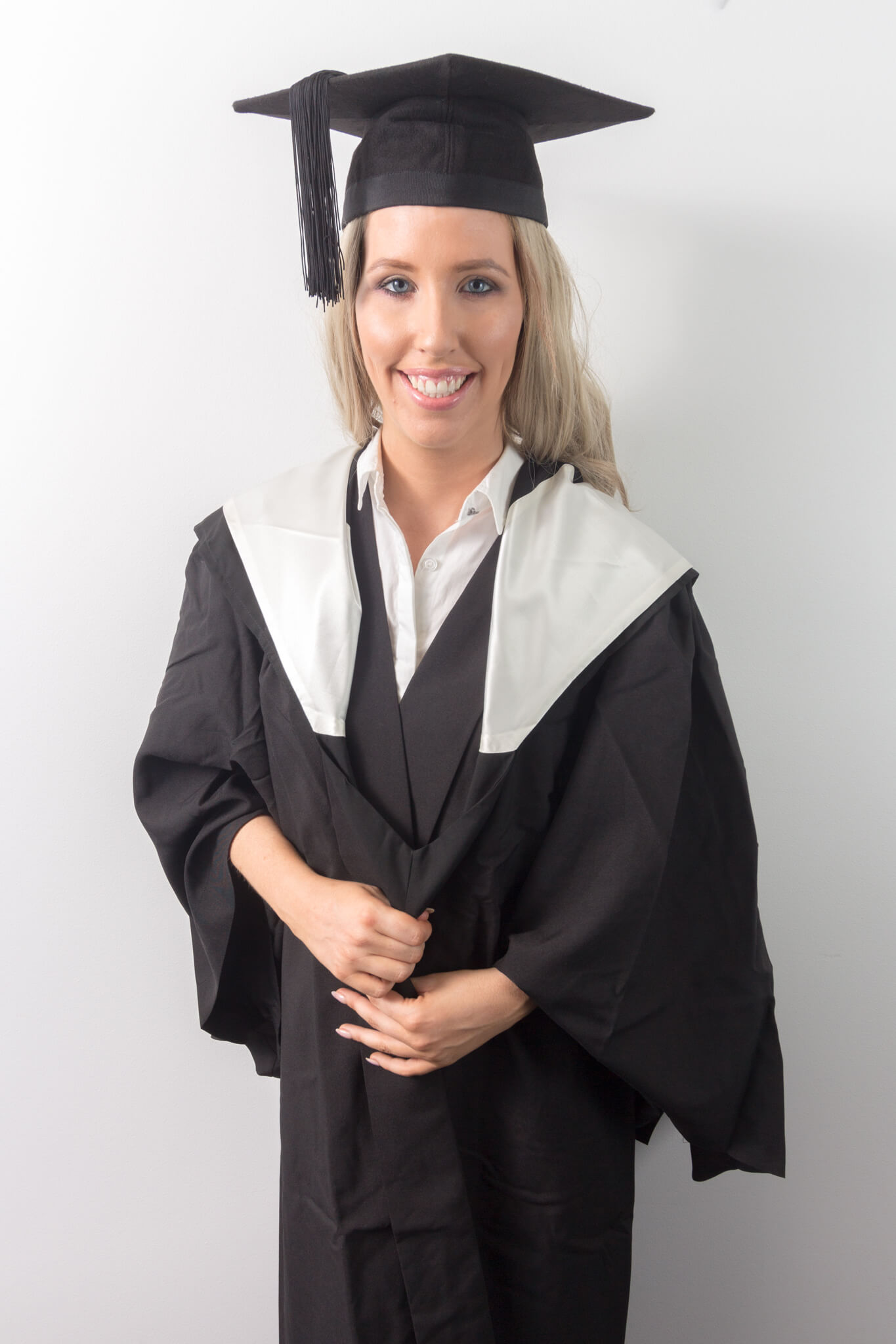 UQ graduation gown set All Bachelor Degrees Front view