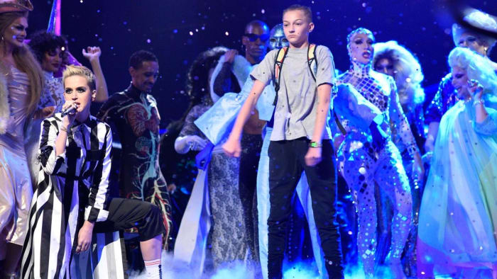 græs berømt Ernæring Backpack Kid,' Now 18, Reveals How Much Money He Makes