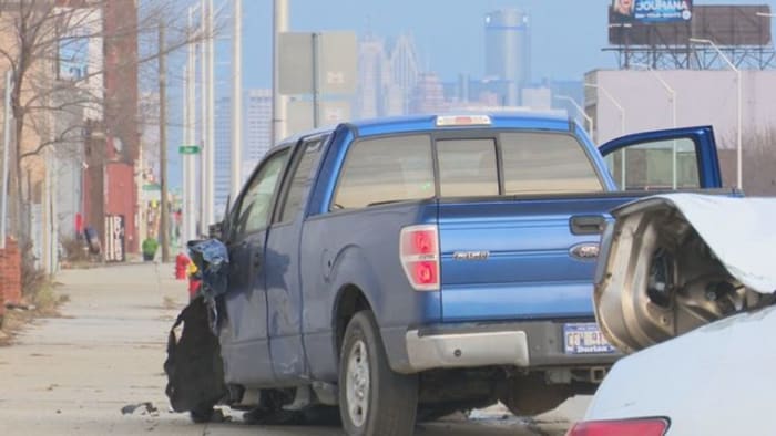 5-car collision at Michigan, Livernois avenues in Detroit sends