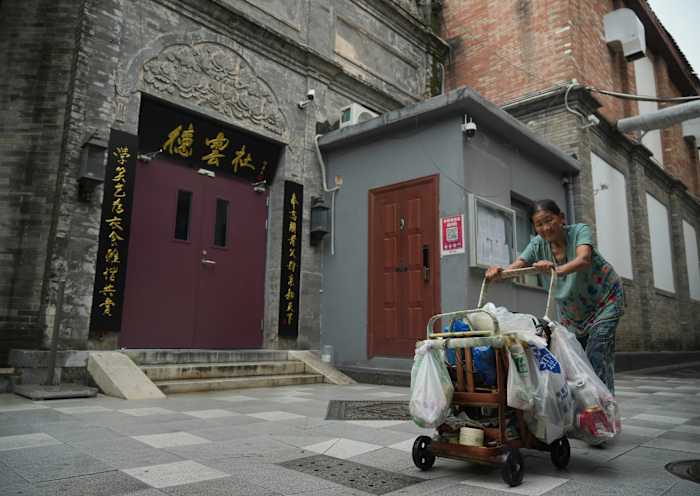 Chinese theater, promoter fined for altered patriotic song in a comedy show