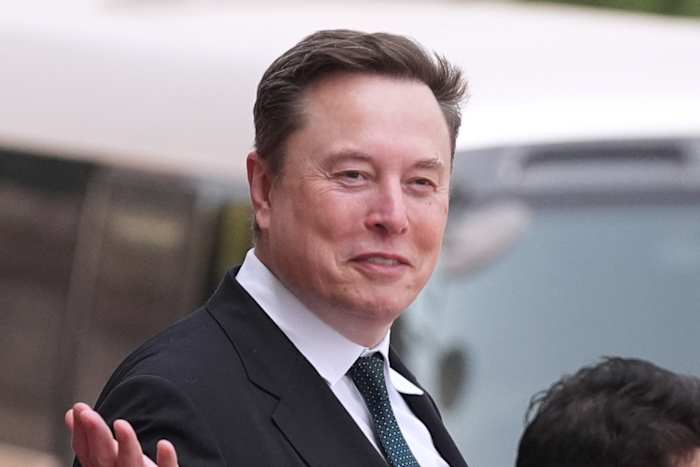 Zelenskyy gives award to Elon Musk for Starlink's role in Ukraine