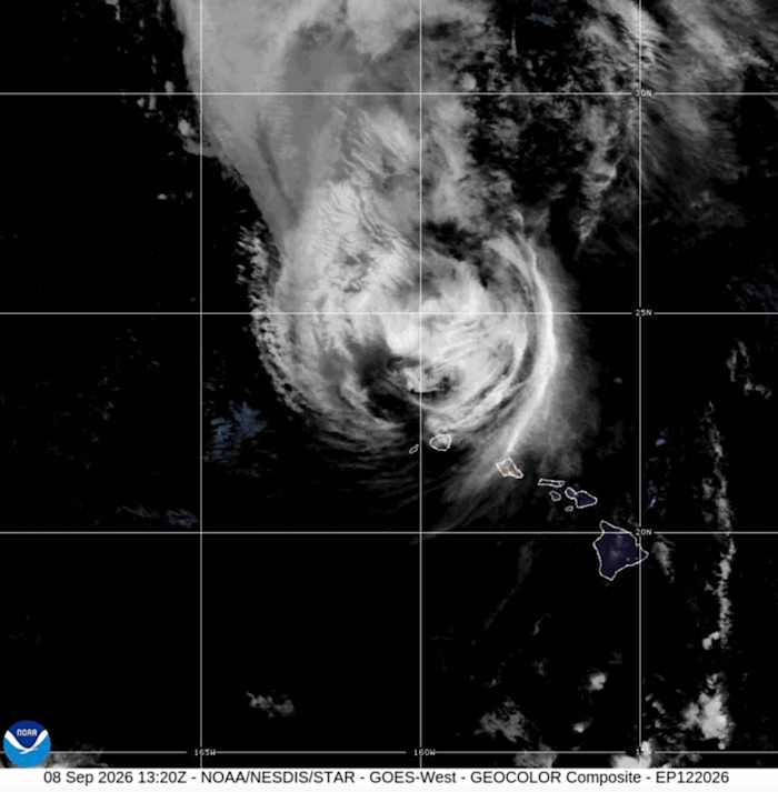 Hawaii's western islands hit by fierce winds from Hurricane Lowell, knocking out power