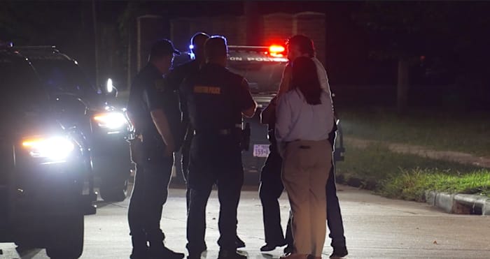 2 men found dead inside N. Houston home after neighbor reports smelling foul odor