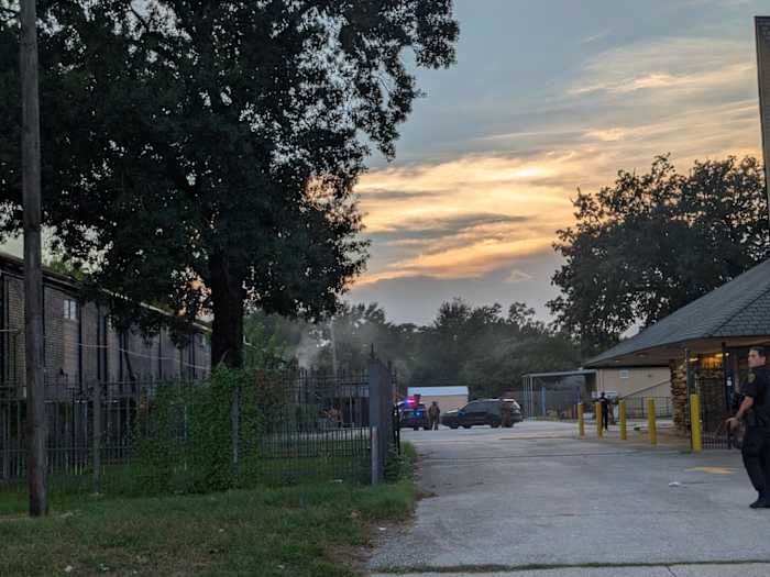 Officers seen with guns drawn, smoke coming from apartment as Houston police respond to barricaded suspect