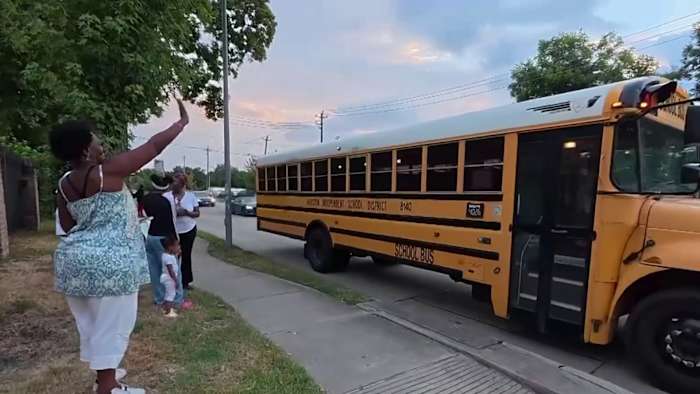 Families celebrate as HISD bus starts serving north Houston apartment complex