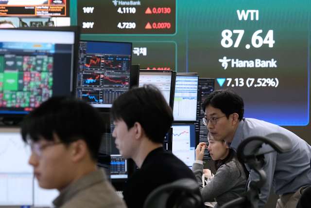 Bursa Asia Tertekan Saat Harga Minyak Naik dan Risiko Kenaikan Suku Bunga Membesar