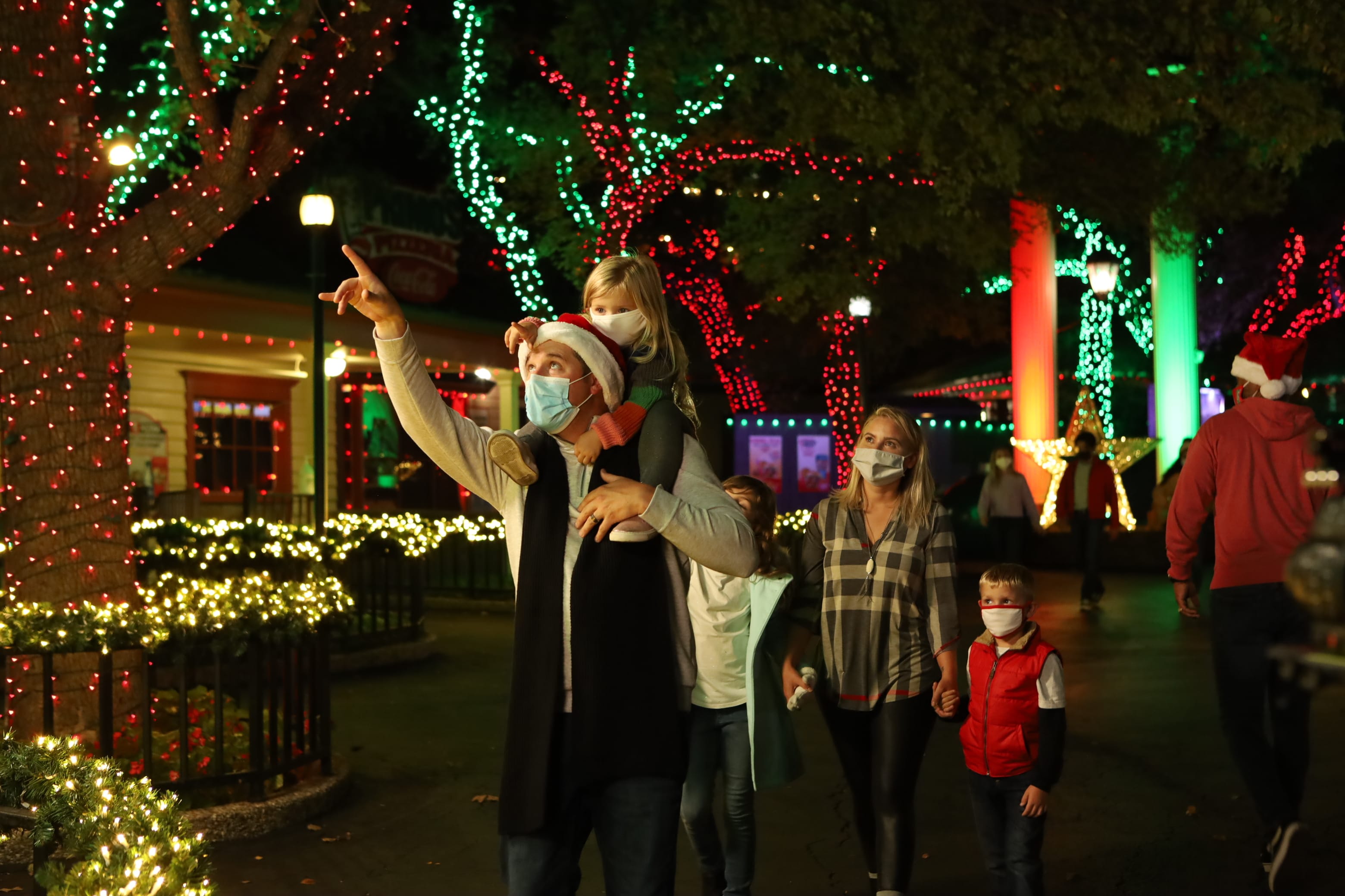 Six Flags Christmas 2022 Holiday In The Park Returning To Six Flags Fiesta Texas With Christmas  Lights, 'Larger-Than-Life' Props