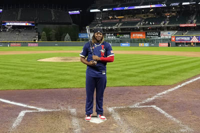 Vladimir Guerrero JR and his two daughters : r/Torontobluejays